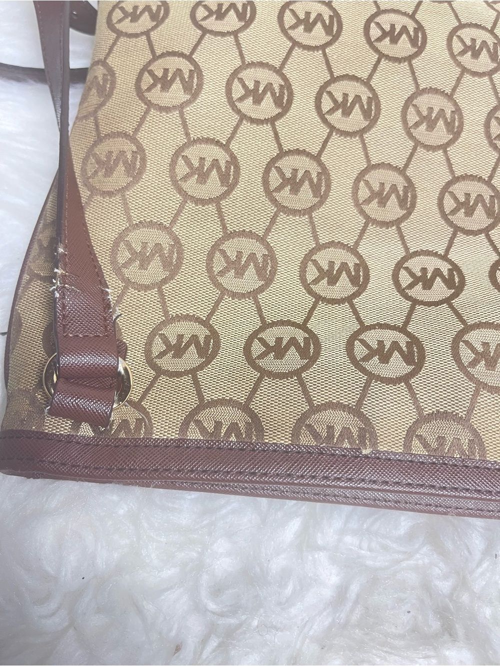 Michael Kors Tan/Brown MK Signature Crossbody Shoulder Bag gold tone hardwares. - Picture 4 of 9